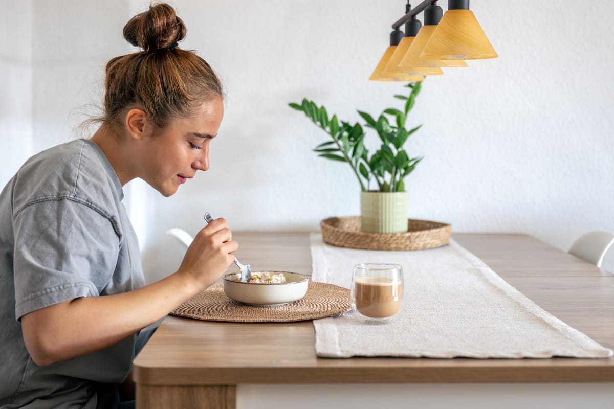 Uważne jedzenie, czyli mindful eating. Czym jest i&nbsp;jak wpływa na&nbsp;organizm?